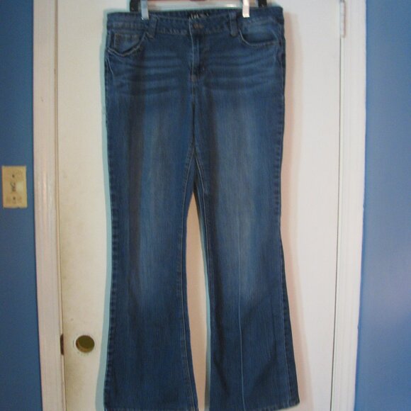 2/$15 L.E.I. Jeans Juniors 17 Sophia Flare Leg Style Hipster Low Rise 32" Inseam - Picture 1 of 6